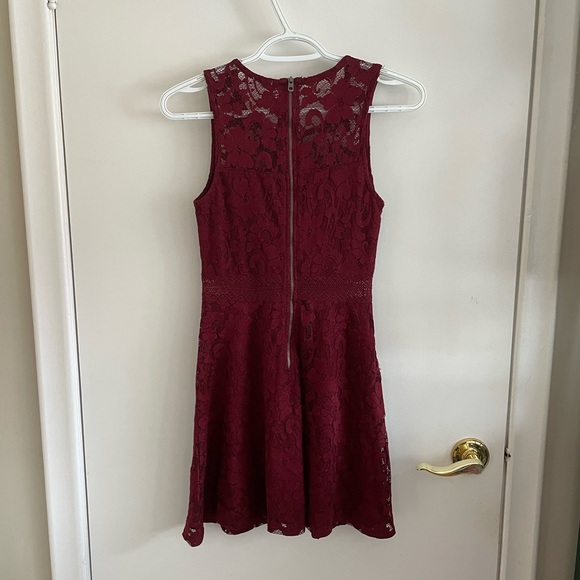 Garage Lace Dress - Picture 3 of 3